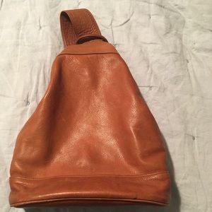 Sven Berkeley cognac leather sling bag